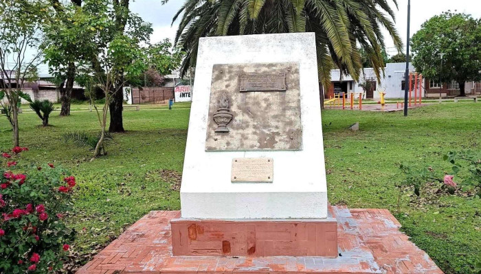 Plaza Central de Pcia. de la Plaza Antártida argentina sobre Av rivadavia - Centro