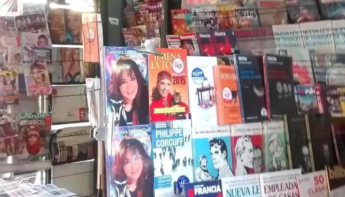 Puesto de Diarios y Revistas Elmer - C1042Aab Cdad. Autónoma De Buenos Aires